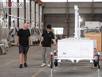 নিউজিল্যান্ডের ক্লায়েন্ট HiSOLO সৌর নজরদারি ট্রেলার পরিদর্শন করতে BIGLUX পরিদর্শন করে